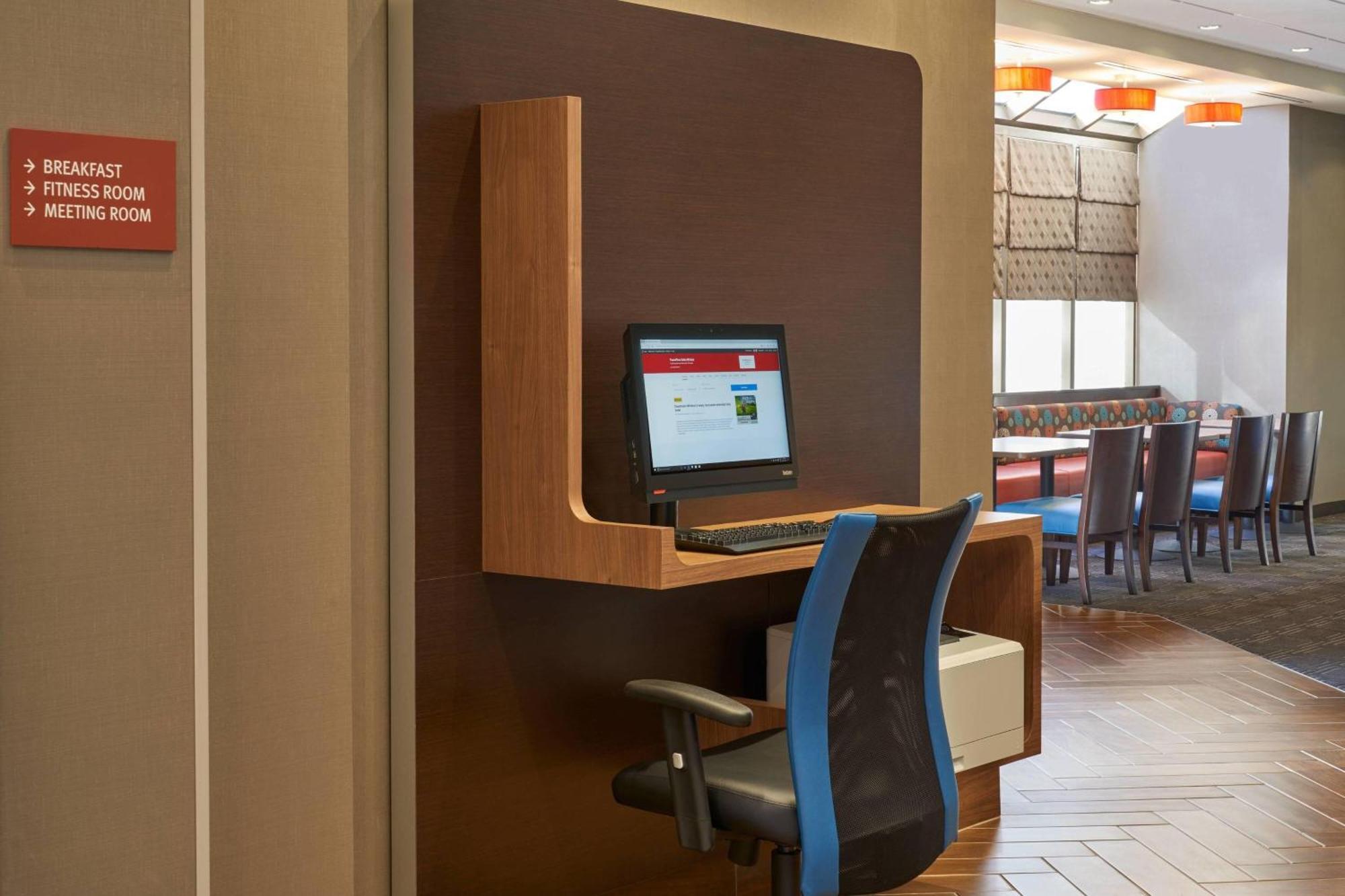 Towneplace Suites By Marriott Windsor Exterior photo