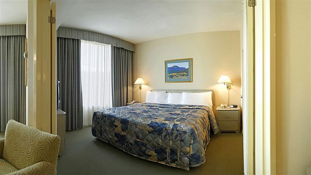 Towneplace Suites By Marriott Windsor Exterior photo