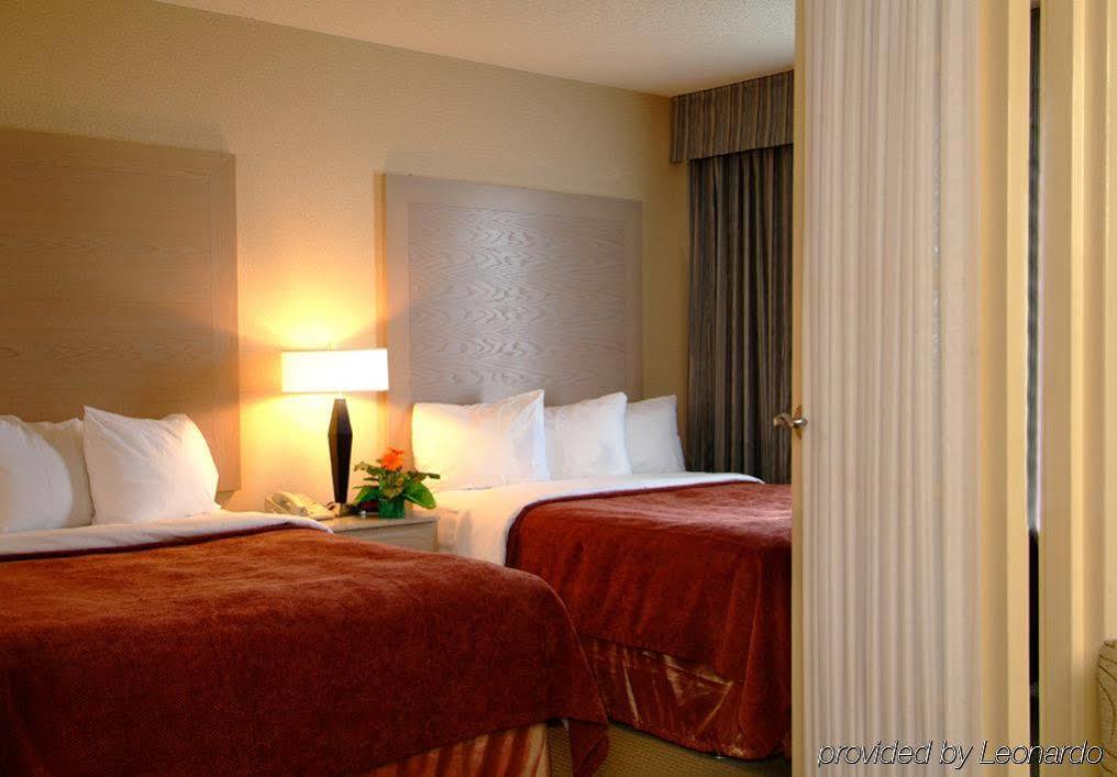 Towneplace Suites By Marriott Windsor Exterior photo